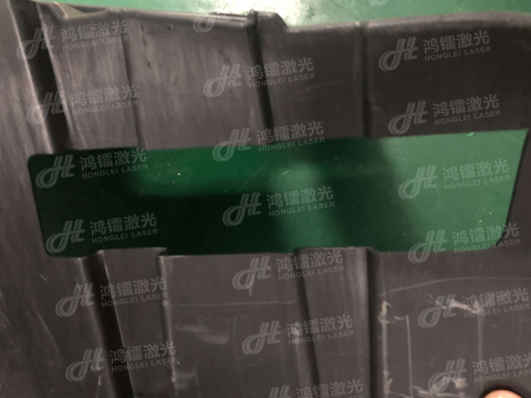 挡泥板内衬切孔修边
